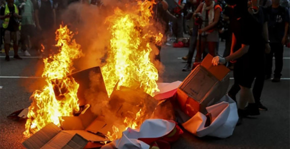 Хонгконг: Жестоки сукоби полиције и демонстраната