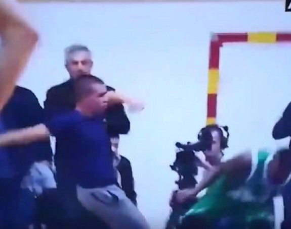 Navijač u Baru utrčao na parket i udario košarkaša