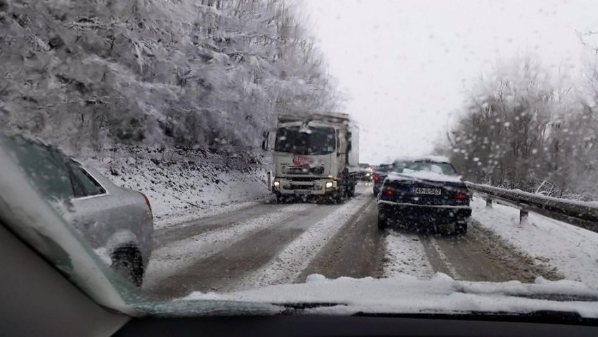 Popriječili se kamion i autobus