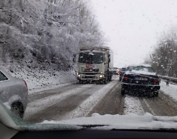 Popriječili se kamion i autobus