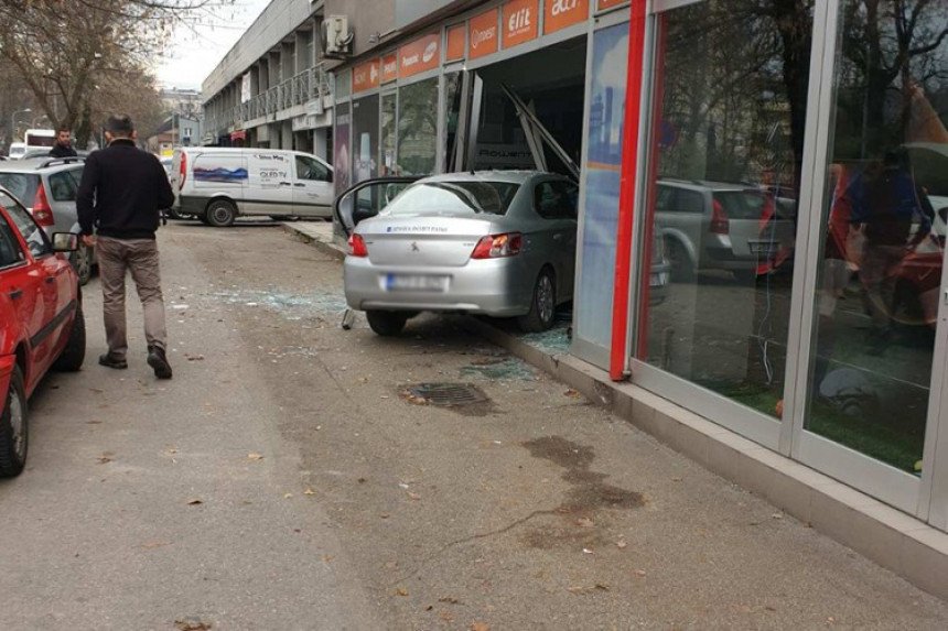 Vozilom uletio u izlog radnje u Banjaluci 