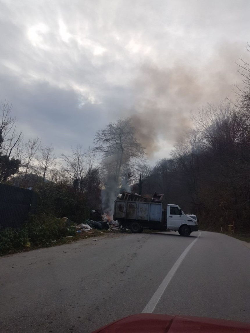 Одлагање отпада илегално и у Шековићима (ФОТО)