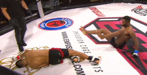 Bokseri jedan drugog nokautirali u isto vreme! (VIDEO)