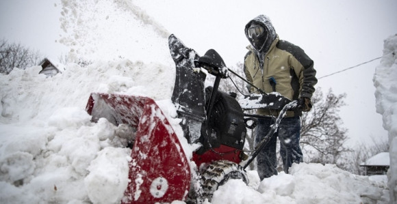 Отказани летови, завејани путеви широм Америке 