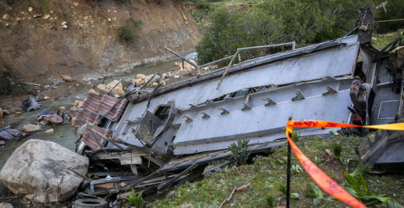 Аутобус слетио у провалију, 26 људи погинуло
