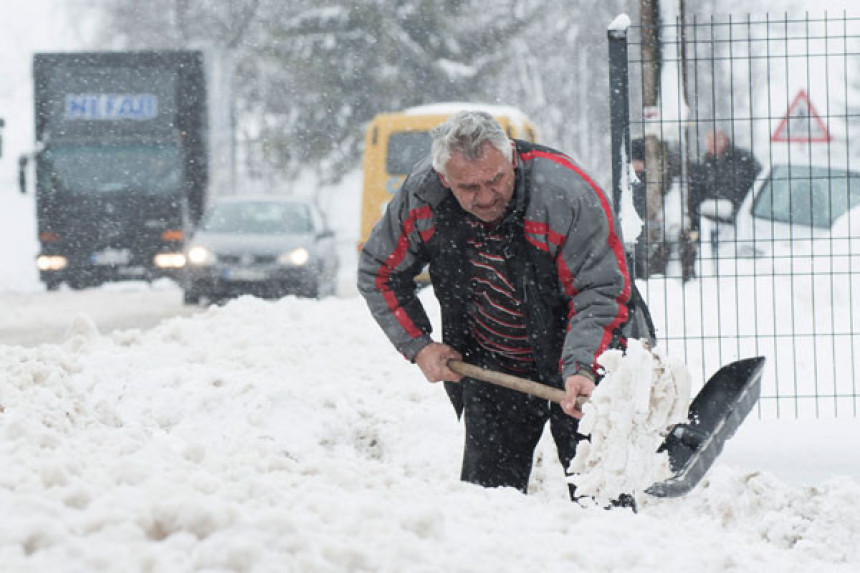 Snijeg neumoran, kolaps u saobraćaju