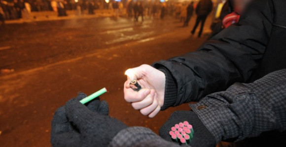 Na prinudni rad zbog bacanja petardi