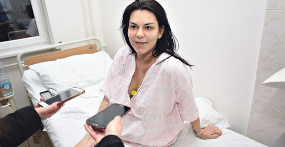 Beograd: Tek rođena beba zgrabila makaze!