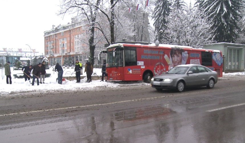 Први снијег и четири удеса у Бањалуци