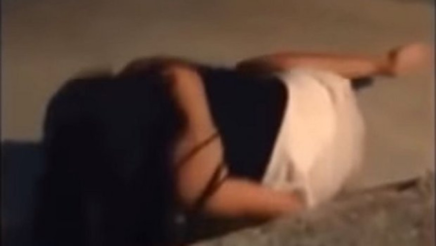 Pijana djevojka zaspala u travi