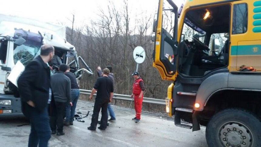 Nesreća na putu Sarajevo-Tuzla, saobraćaj blokiran