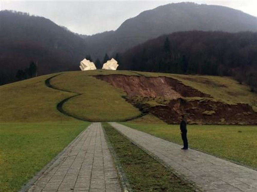 Klizište prijeti spomeniku