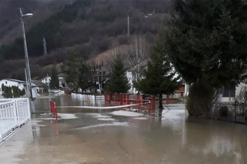 Vodostaji rastu, ugrožene kuće