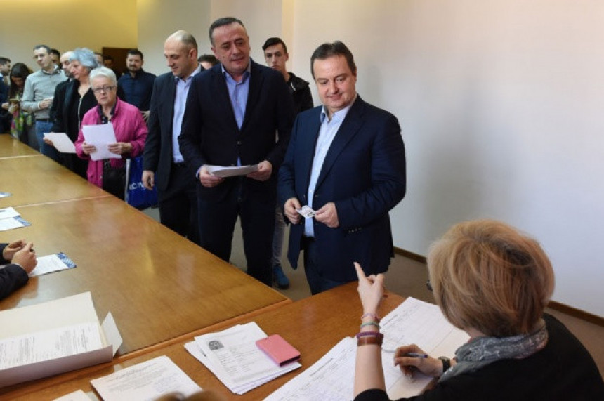 Vrh SPS potpisima podržao Vučića