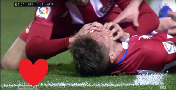 Video - Poslije jezivog pada: Nasmijani Tores tješio svog “dželata”!