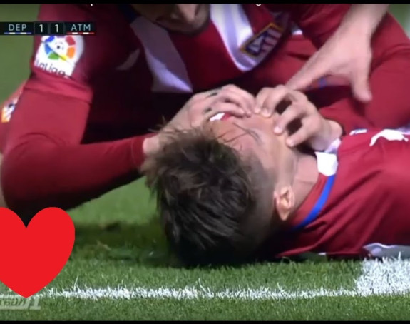 Video - Poslije jezivog pada: Nasmijani Tores tješio svog “dželata”!