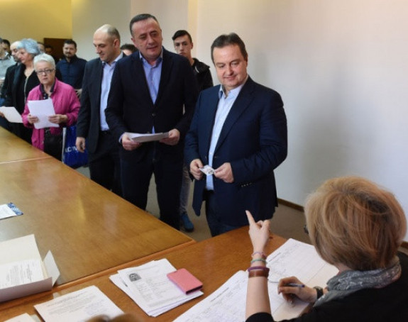 Vrh SPS potpisima podržao Vučića