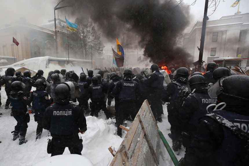 Sukob u Kijevu: Uhapšeno 100
