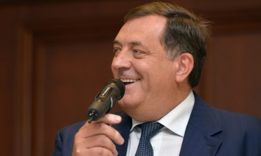 Dodik zapjevao ženama na dar  