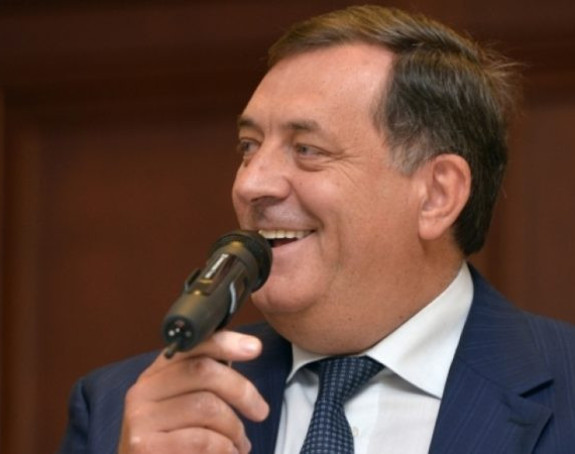 Dodik zapjevao ženama na dar  