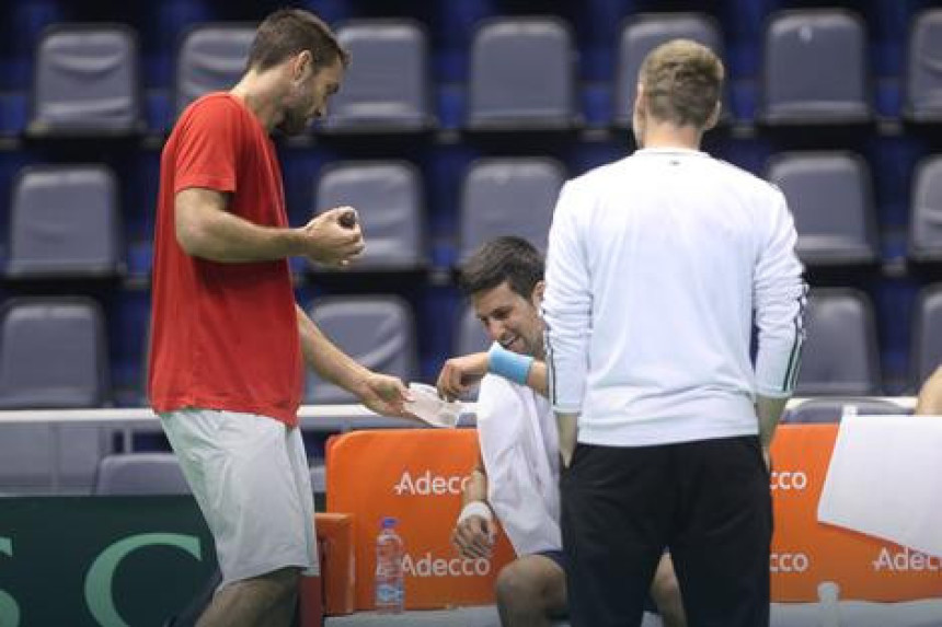 Energetske bombice! Troicki ispunio obećanje ženi i kolačima nahranio Novaka!