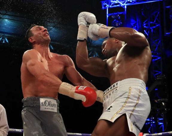 Video: Svih 19 nokauta novog kralja boksa!