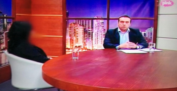 Glumi ucvijeljenog udovca, a tajno se nabacuje ženama