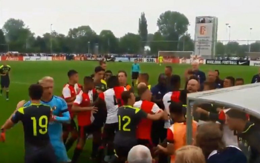 Video: Haos - kod Srba se tuku navijači, a u Holandiji...
