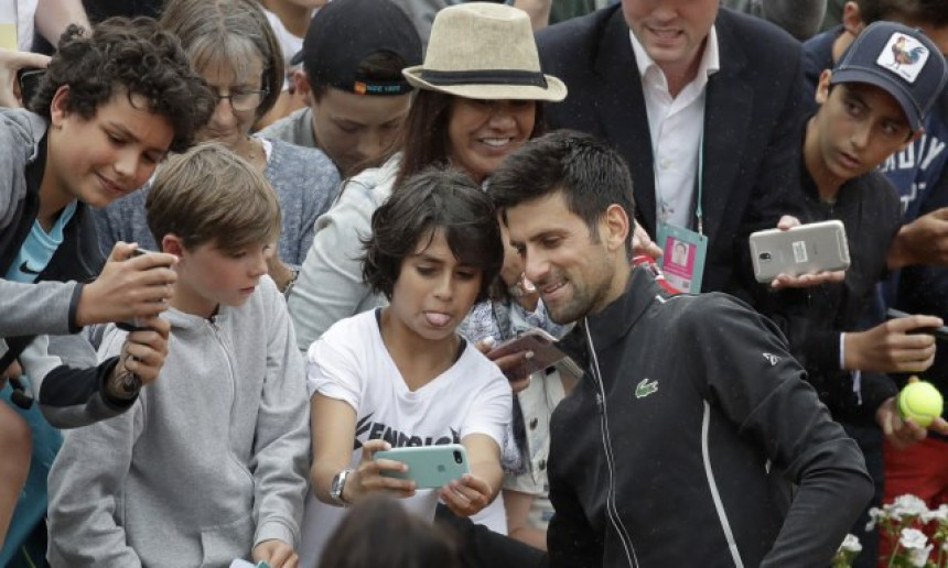 Đokovićev slomljeni reket za malog navijača je suvenir!