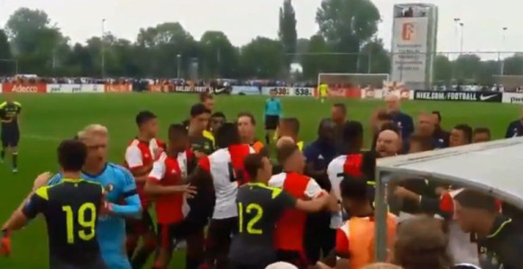 Video: Haos - kod Srba se tuku navijači, a u Holandiji...