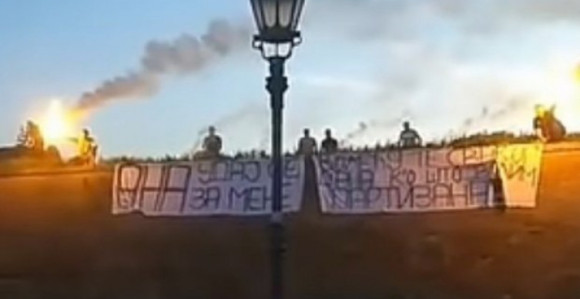 Mladić uz baklje zaprosio djevojku