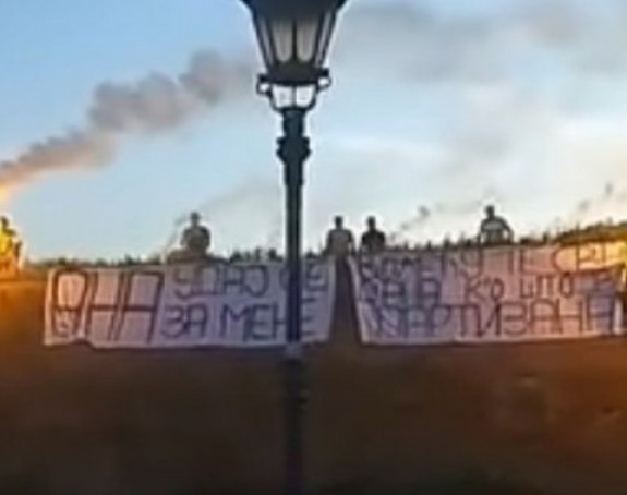 Mladić uz baklje zaprosio djevojku