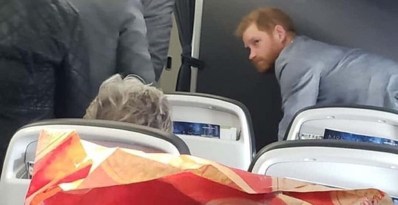 Princ Hari u avionu „među smrtnicima“