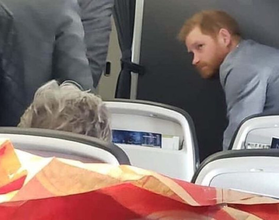 Princ Hari u avionu „među smrtnicima“