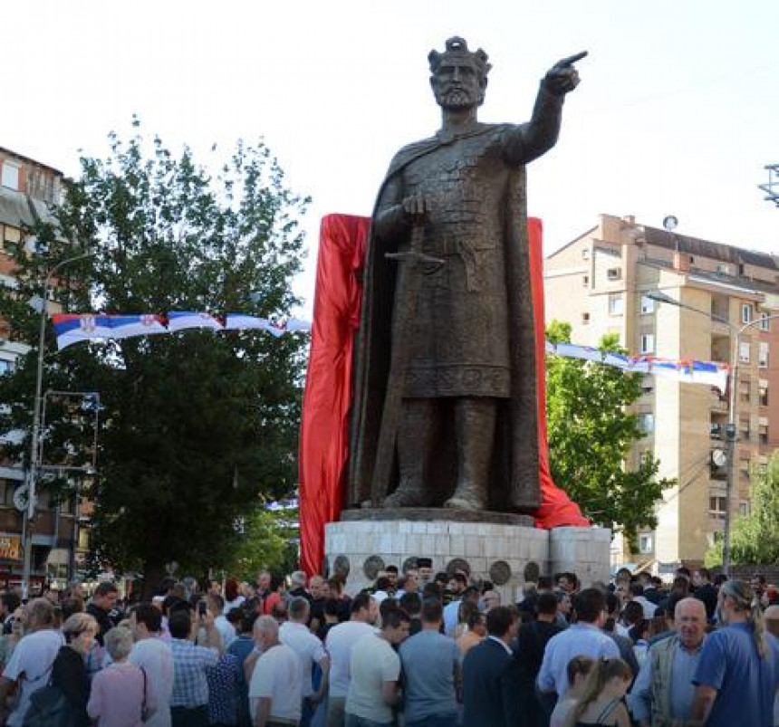 Протест Албанаца због споменика кнезу