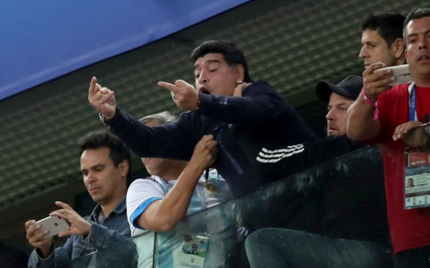 Maradona: Vodiću Argentinu za džabe!