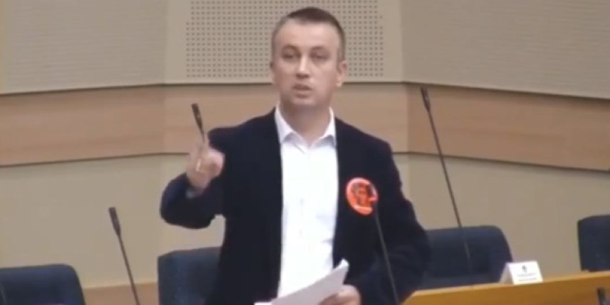 Шукало упире прстом у Лукача