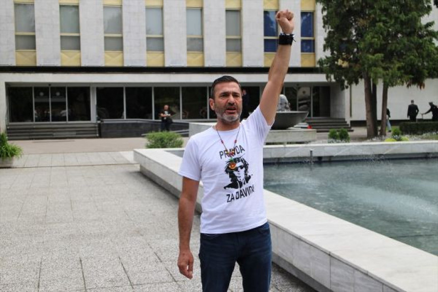 Davor poslanike pozvao na Trg!