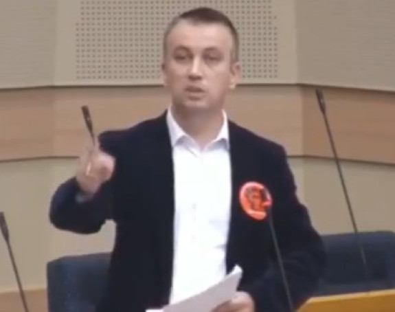Шукало упире прстом у Лукача