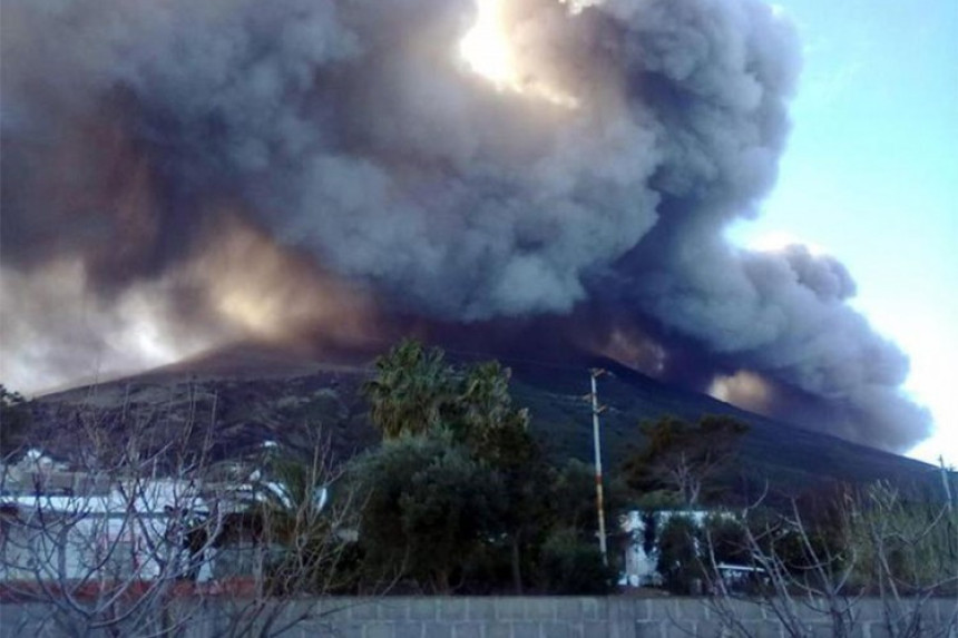 Erupcija: Turisti bježali u more