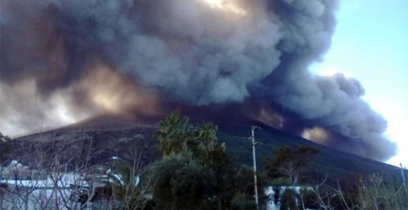 Erupcija: Turisti bježali u more
