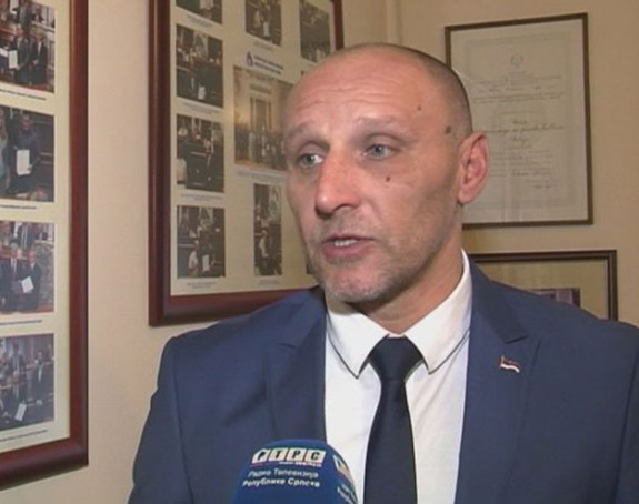 U diplomatiju sa spornom diplomom