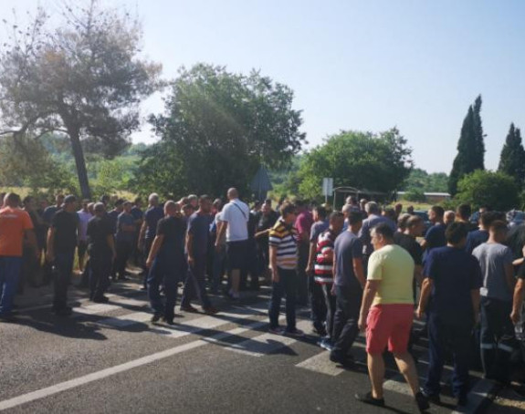 Radnici Aluminija blokirali put 