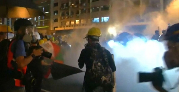 Сузавцем на демонстранте