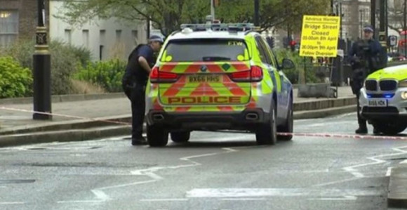 Возилом улетио у групу људи  