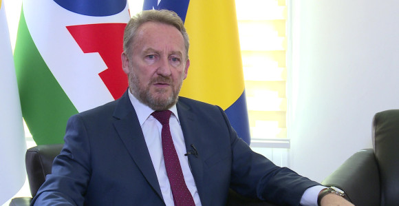 "Dodik je prvi digao ruku"