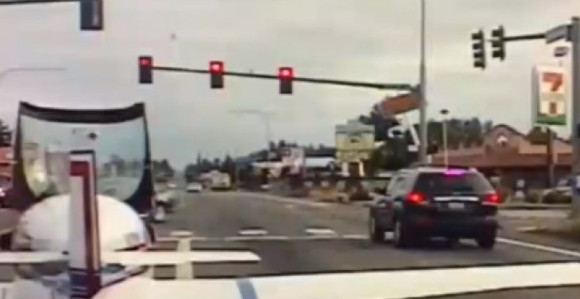 Слетио и стао пред семафор