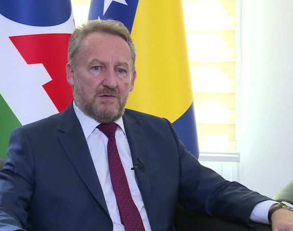 "Dodik je prvi digao ruku"