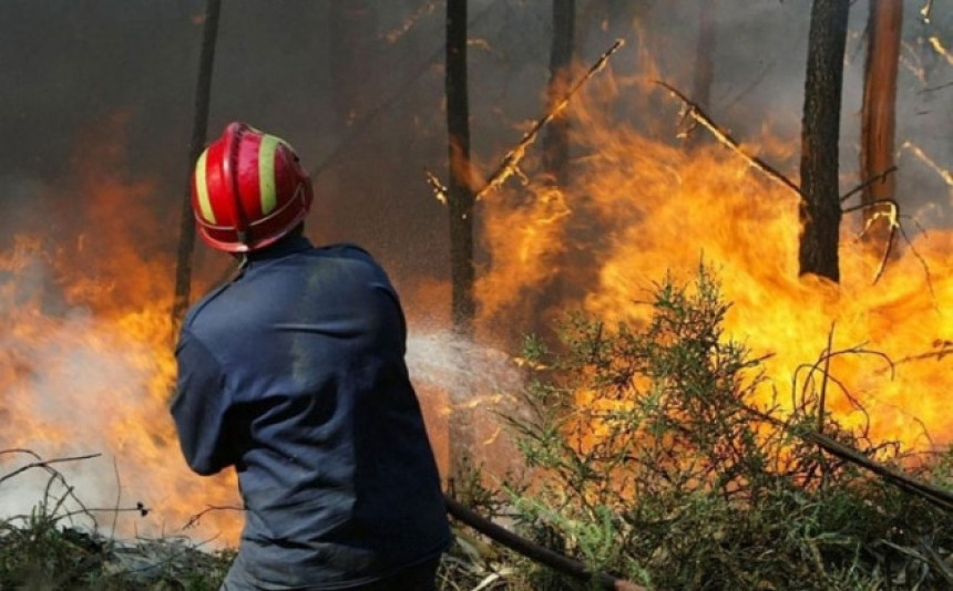 Vatra prišla kućama, povrijeđeni vatrogasci