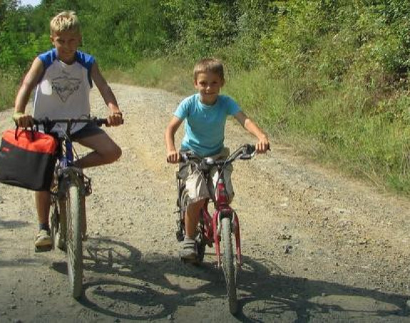 Kroz šumu do škole, pjesmom se hrabre